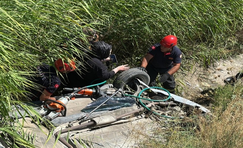 Takla atan otomobilden çıkartılan anne-kız, ucuz kurtuldu!