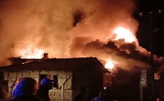 Yangında 2 ev ve eklentileri alevlere teslim oldu!