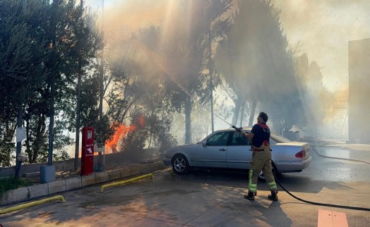 Faciadan kıl payı dönüldü! İzmir'deki yangın akaryakıt istasyonuna ulaşmadan söndürüldü!