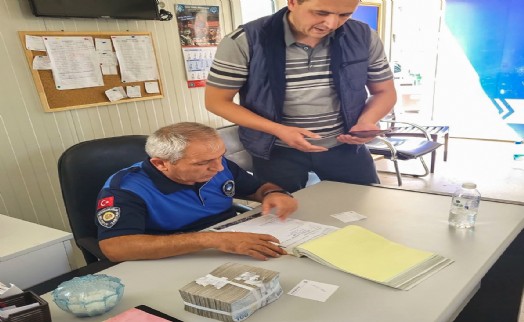 Yolda bulunan 100 bin lira sahibine teslim edildi