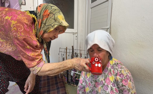 88 yaşında, 30 yıldır kızına hem anne hem de baba