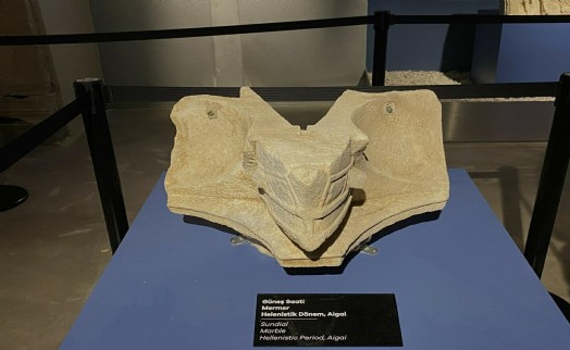 Aigai Antik Kenti'nde 2 bin 200 yıllık güneş saati bulundu