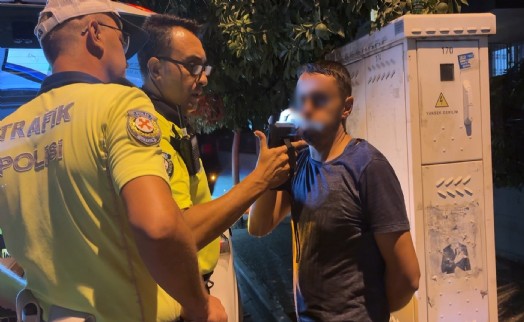 Alkollü ve ehliyetsiz sürücü dehşet saçtı: 3 araca çarptı