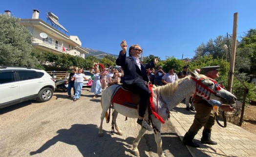 Alman damat, düğünde Türk geleneklerine göre gelini at üzerinde aldı