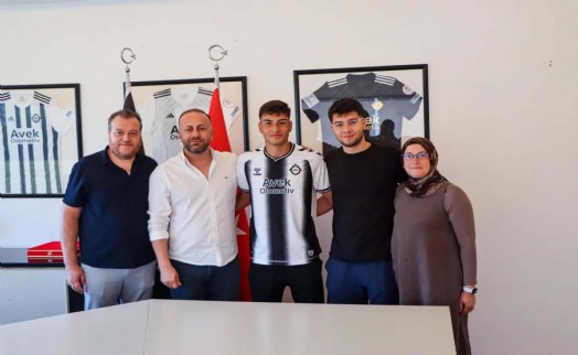 Altaylı Osman'dan profesyonel imza