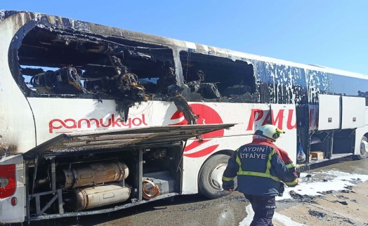 Aydın'da seyir halindeyken alev alan yolcu otobüsü yandı