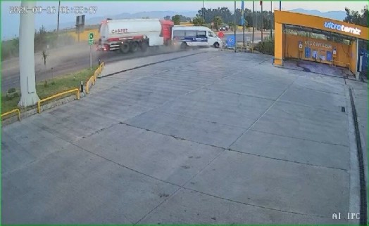 Aydın'da yakıt tankeri, yolcu minibüsüne çarptı: 3 yaralı