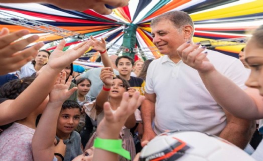 Başkan Tugay 94. İEF'de çocukları misafir etti