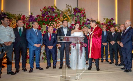 Başkan Tugay kızını evlendirdi; CHP lideri Özel, genç çiftin nikah şahidi oldu