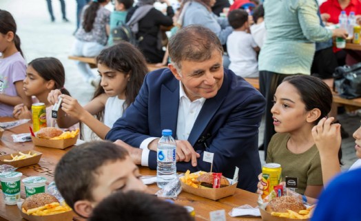 Başkan Tugay'dan İzmir Fuar'ında çocuklara özel ilgi