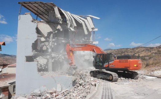 Bayraklı'da 5 katlı kaçak yapı yıkıldı