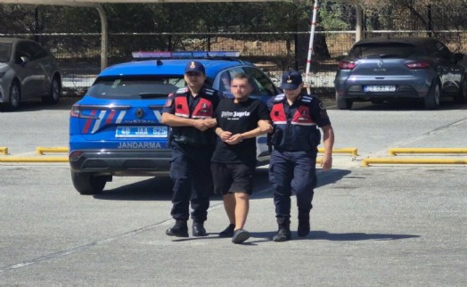 Bodrum'da 15 kaçak göçmen ile 1 göçmen kaçakçısı yakalandı