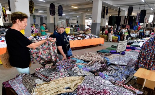 Bornova'da Kıyafet Pazarı büyük ilgi görüyor