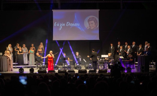 Bornova'da Sanat Güneşi'ne vefa: Zeki Müren şarkılarıyla masal tadında gece