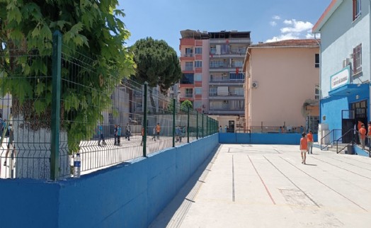 Büyükşehir, yeni dönem öncesi okulları yeniledi