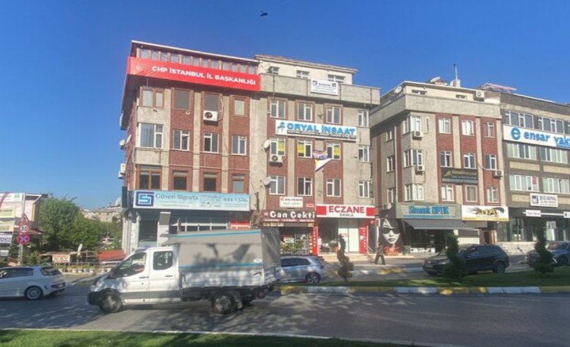 CHP'nin yeni İstanbul İl Başkanlığı'na beklenen afiş asıldı