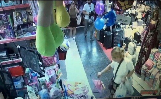 Çaldığı 700 TL'lik oyuncağı çocuğuna veren kadın, 10 TL'lik de alışveriş yaptı; o anlar kamerada