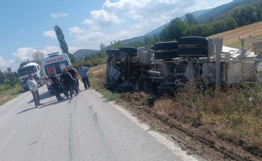 Devrilen beton mikserini sürücüsü yaralandı