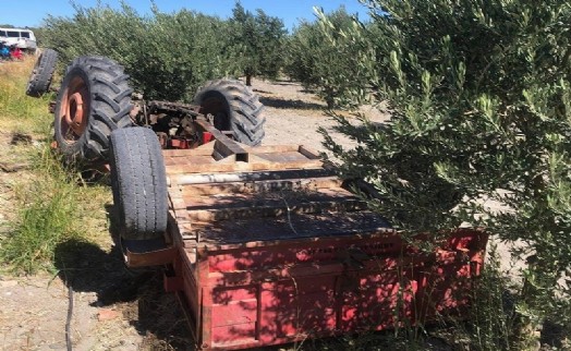 Devrilen traktörün sürücüsü hayatını kaybetti