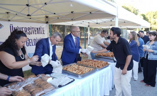 EÜ'de Rektör Prof. Dr. Budak'tan öğrencilere boyozlu karşılama