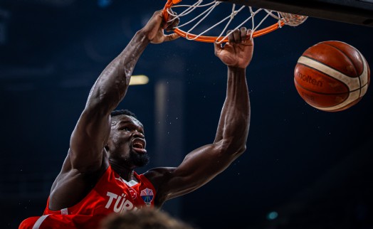 Eski Karşıyakalı Adem Bona ay-yıldızlı formayla şov yaptı