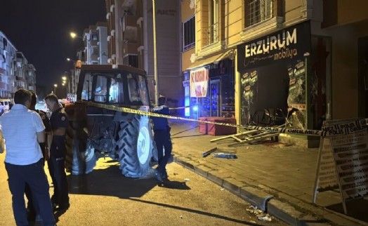 Esnaf kavgasında traktörle dükkana daldı: 3 yaralı