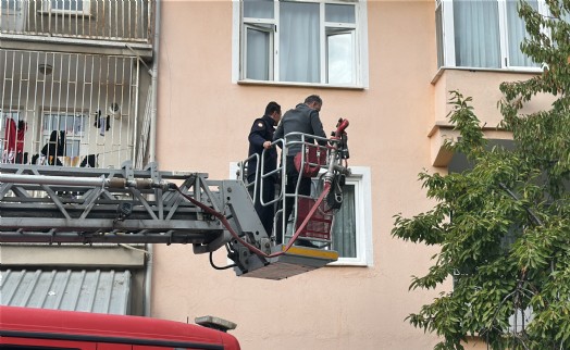 Evinde düşen yaşlı adamı balkondan girip kurtardılar