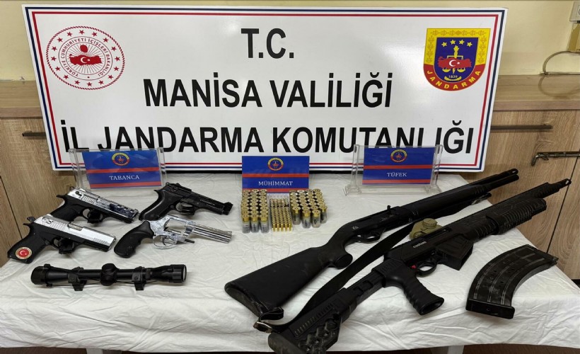 Evinde ruhsatsız tabanca ve tüfeklerle yakalanıp, gözaltına alındı