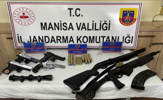 Evinde ruhsatsız tabanca ve tüfeklerle yakalanıp, gözaltına alındı
