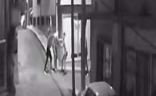 İzmir'de gece yarısı bıçaklı dehşet: 1 ölü, 2 yaralı