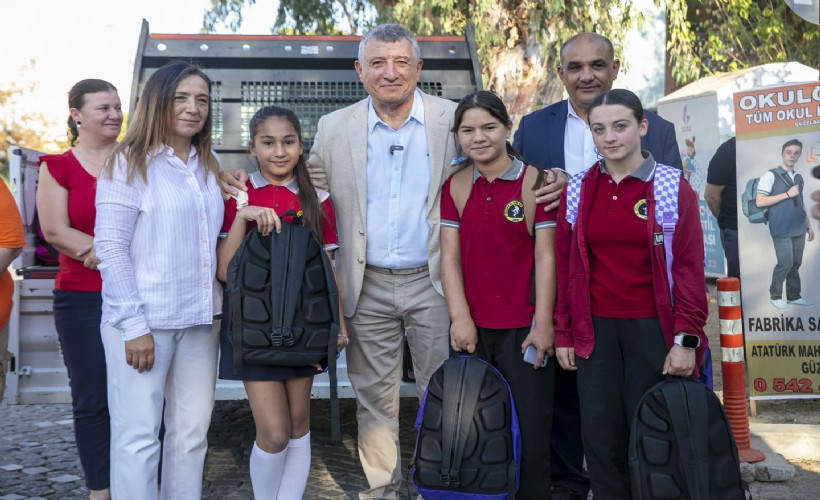 Güzelbahçe Belediyesi'nden öğrencilere çanta desteği