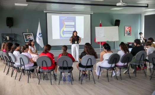 Güzelbahçe Belediyesi'nden kız futbol takımına 'Biraz Konuşalım mı?' eğitimi