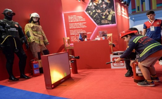 İEF ziyaretçileri sanal gerçeklik simülasyonu ile yangın söndürüyor