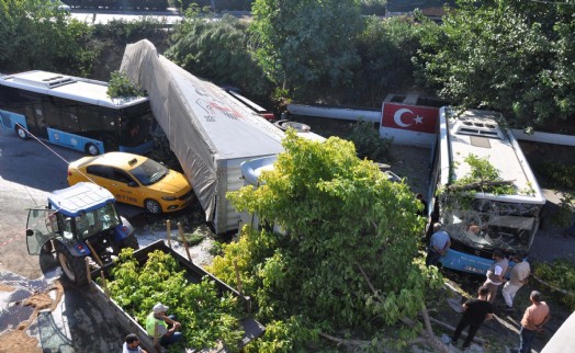 İki araç ile polis memuruna çarpan TIR, körpüden uçtu; 1 ölü, 2 yaralı!