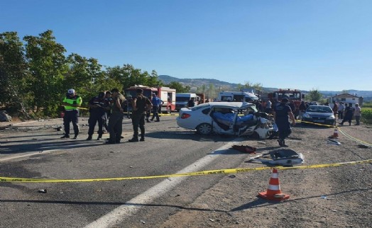 İki araç kafa kafaya çarpıştı: Biri cayır cayır yandı!