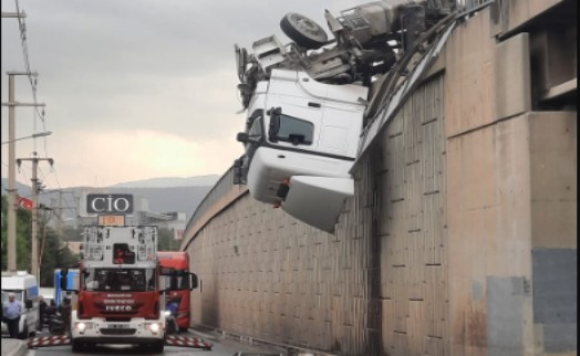 İzmir İtfaiyesi kaza sonrası viyadükte asılı kalan tır şoförünü kurtardı