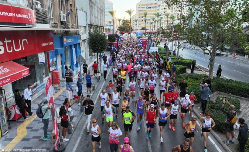 İzmir'de Uluslararası 9 Eylül İzmir Yarı Maratonu renkli görüntülere sahne oldu
