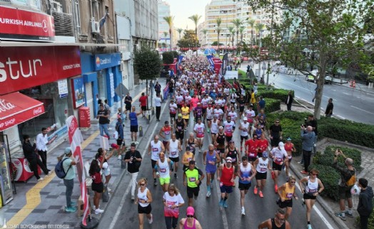 İzmir'de Uluslararası 9 Eylül İzmir Yarı Maratonu renkli görüntülere sahne oldu