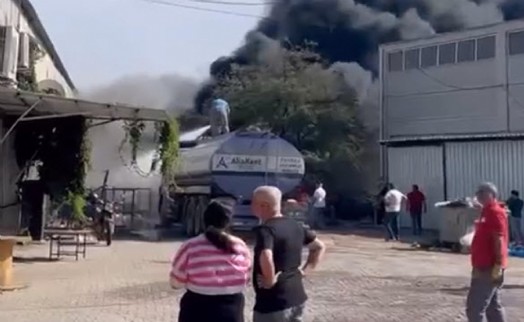 İzmir'de lastik deposunda korkutan yangın!
