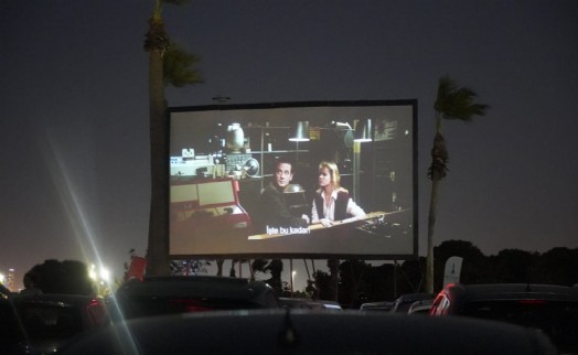 İzmir'de arabada film keyfi