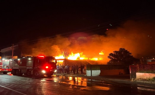 İzmir'de mobilya fabrikası alev alev yandı