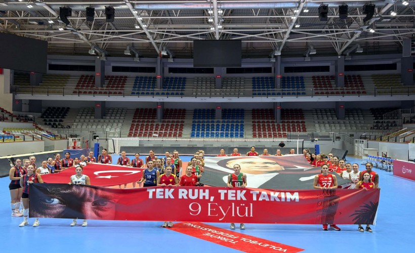 İzmirli voleybolcular 9 Eylül'de tek yürek oldu