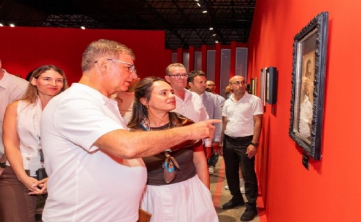 İzmirliler 94. İEF'in sergilerini çok sevdi; Tugay: 'Burası sanatçı fabrikası'