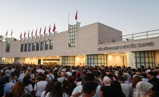 İzmirliler İEF'e akın etti!