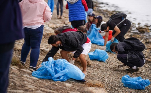 İzmirlilerden dünya rekoru için kıyı temizliği
