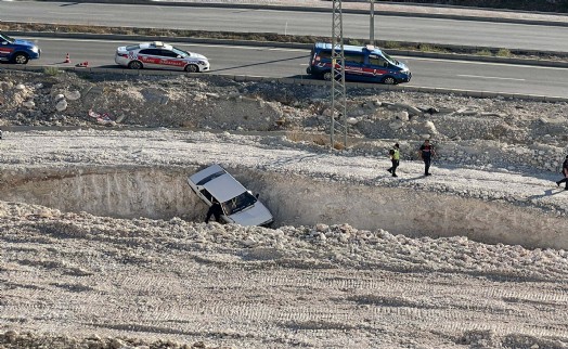 Jandarmadan kaçıp, hafriyat çukuruna düşen otomobilden son anda atladı