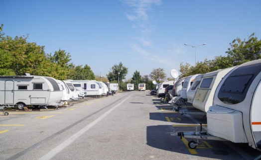 Karavancıların tercihi İnciraltı Karavan Parkı'ında yüzler gülüyor