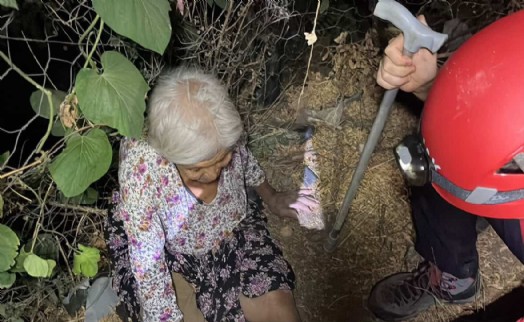 Kaybolan 86 yaşındaki kadını mama verdiği köpek buldu