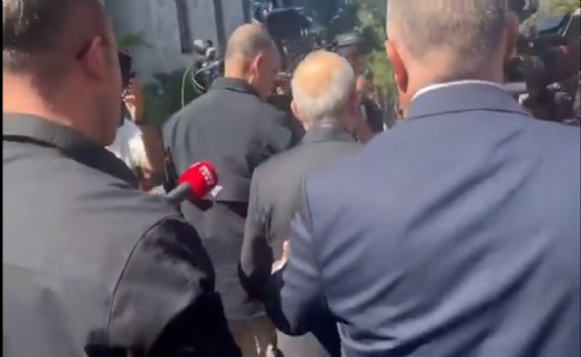 Kılıçdaroğlu duymazdan geldi, sırtını dönüp gitti