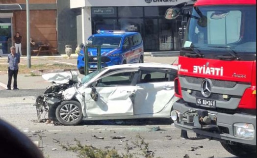 Kızlarını üniversiteye kaydettirmek için çıktıkları yolda kaza yaptılar; 1 ölü, 3 yaralı